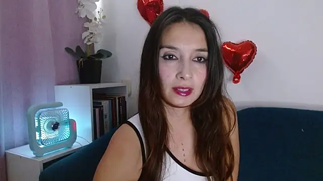 Snapshot of Almaglow_ chatting on February 2026 06:40:02 PM Almaglow online show from February 2026 06:40:02 PM