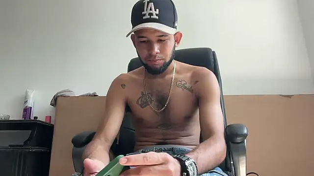 Snapshot of enyel_100 chatting on January 2026 04:32:01 PM enyel 100 online show from January 2026 04:32:01 PM