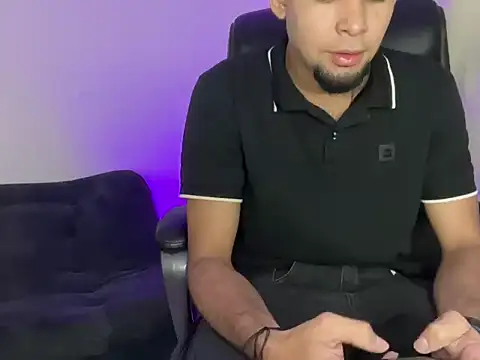 Snapshot of enyel_100 chatting on February 2026 04:06:01 AM enyel 100 online show from February 2026 04:06:01 AM