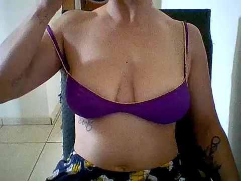 Snapshot of sue_safads chatting on January 2026 03:05:01 PM sue safads online show from January 2026 03:05:01 PM