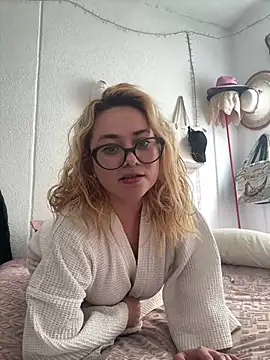 Snapshot of Lililuxx chatting on February 2026 08:32:01 PM Lililuxx online show from February 2026 08:32:01 PM