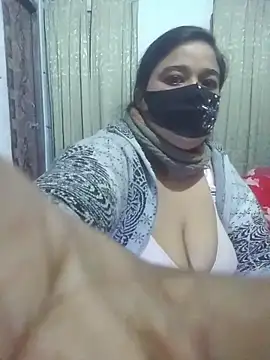 Snapshot of momo_loves chatting on February 2026 10:35:01 PM momo loves online show from February 2026 10:35:01 PM