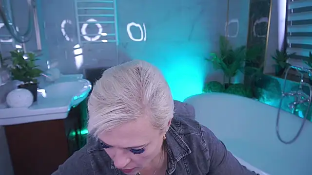 CrystalVibe online show from April 2026 05:47:02 AM