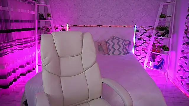 CrystalVibe online show from June 2026 05:43:01 AM