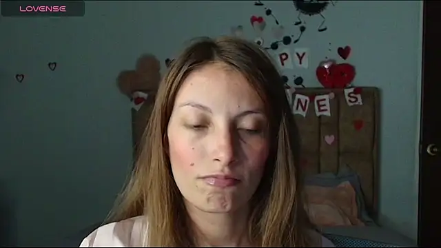 Snapshot of Sweet_moon_v_ chatting on February 2026 11:22:01 PM Sweet moon v online show from February 2026 11:22:01 PM