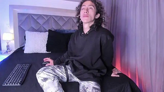 Snapshot of CalmaCaos chatting on February 2026 11:38:02 AM CalmaCaos online show from February 2026 11:38:02 AM