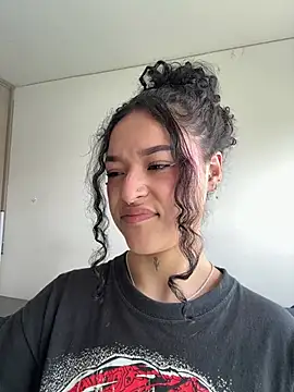 Snapshot of crystal_dlun chatting on February 2026 06:53:02 PM crystal dlun online show from February 2026 06:53:02 PM