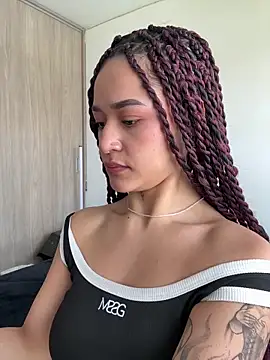 Snapshot of crystal_dlun chatting on February 2026 04:17:01 PM crystal dlun online show from February 2026 04:17:01 PM