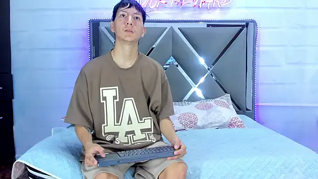 Snapshot of BunnyLove_ chatting on January 2026 12:05:02 AM BunnyLove online show from January 2026 12:05:02 AM