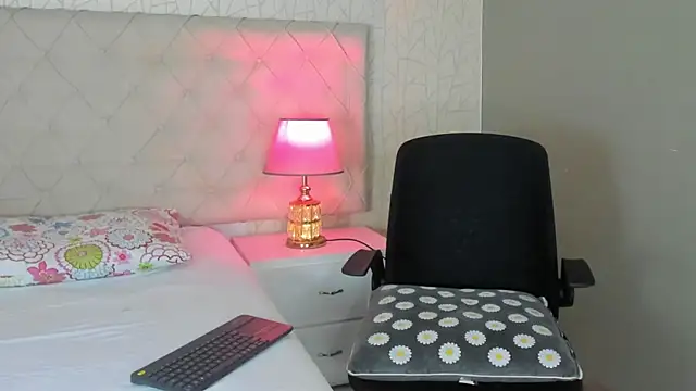 Snapshot of TinyRosee chatting on February 2026 08:02:01 PM TinyRosee online show from February 2026 08:02:01 PM