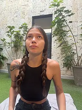 Snapshot of EmmaJhoons chatting on February 2026 11:46:02 AM EmmaJhoons online show from February 2026 11:46:02 AM