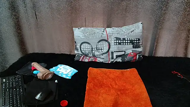 Snapshot of Amanda_April chatting on April 2026 11:33:01 AM Amanda April online show from April 2026 11:33:01 AM