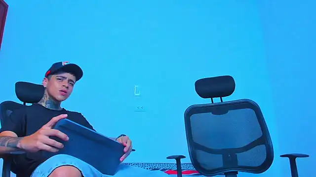 Snapshot of Thomas-Wil chatting on March 2026 08:14:02 PM Thomas-Wil online show from March 2026 08:14:02 PM