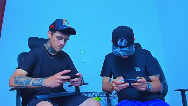 Snapshot of Thomas-Wil chatting on April 2026 07:01:02 PM Thomas-Wil online show from April 2026 07:01:02 PM