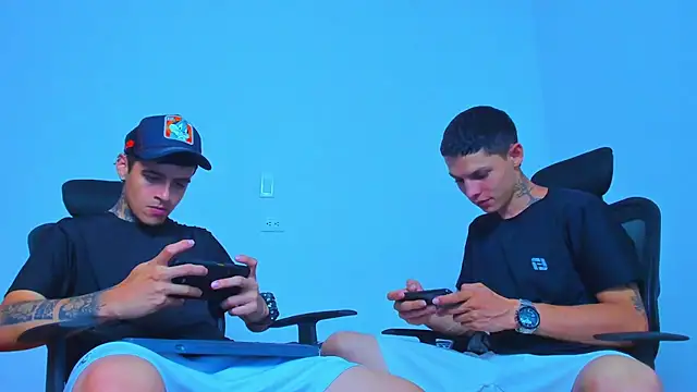 Snapshot of Thomas-Wil chatting on April 2026 11:02:01 PM Thomas-Wil online show from April 2026 11:02:01 PM