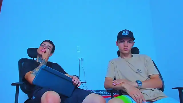 Snapshot of Thomas-Wil chatting on April 2026 07:15:01 PM Thomas-Wil online show from April 2026 07:15:01 PM