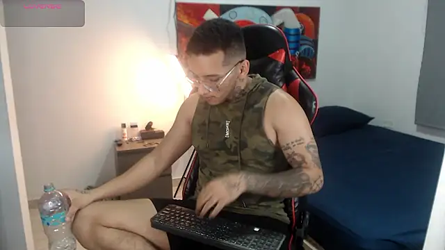 Snapshot of EvanVelvet chatting on February 2026 01:11:01 AM EvanVelvet online show from February 2026 01:11:01 AM