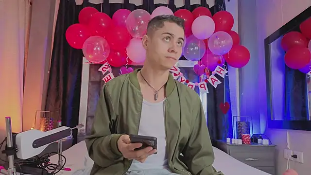 Snapshot of LeoMonnroe chatting on February 2026 04:36:01 PM LeoMonnroe online show from February 2026 04:36:01 PM