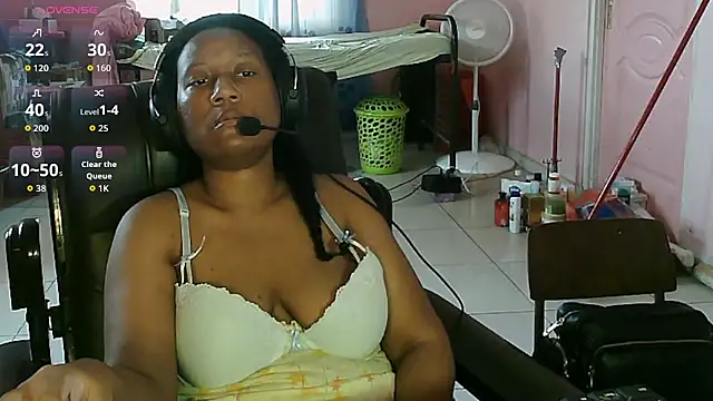 Snapshot of Eirondra_valeen chatting on May 2026 03:28:02 PM Eirondra valeen online show from May 2026 03:28:02 PM