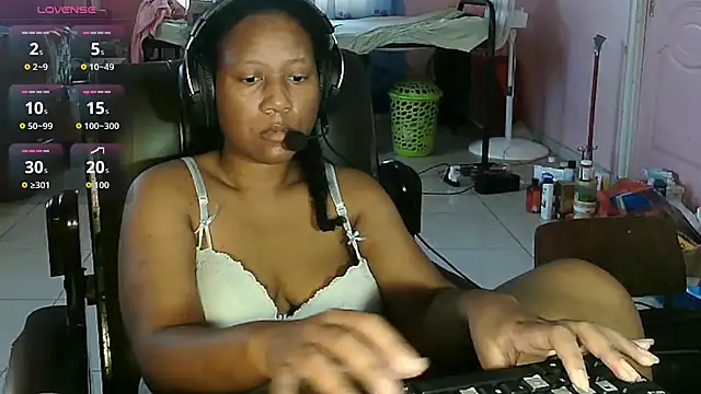 Snapshot of Eirondra_valeen chatting on May 2026 11:07:01 AM Eirondra valeen online show from May 2026 11:07:01 AM