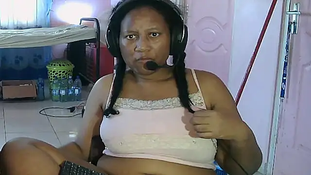 Snapshot of Eirondra_valeen chatting on July 2026 01:40:02 PM Eirondra valeen online show from July 2026 01:40:02 PM