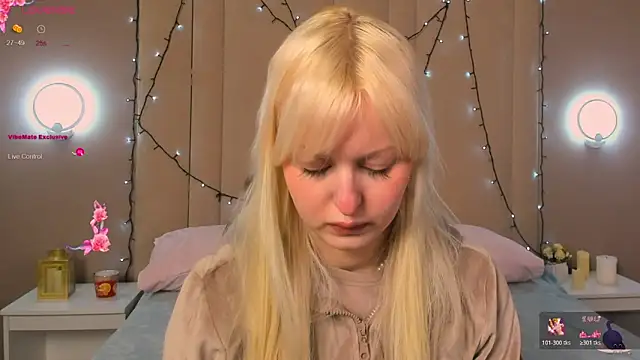 Snapshot of AdeleSilvy chatting on April 2026 01:39:01 AM AdeleSilvy online show from April 2026 01:39:01 AM