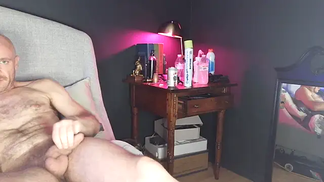 Snapshot of FrankieFuckMe chatting on May 2026 12:10:01 PM FrankieFuckMe online show from May 2026 12:10:01 PM