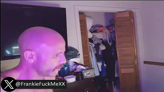 Snapshot of FrankieFuckMe chatting on May 2026 05:39:01 PM FrankieFuckMe online show from May 2026 05:39:01 PM