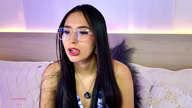 Snapshot of AliceeBloom chatting on February 2026 10:33:02 AM AliceeBloom online show from February 2026 10:33:02 AM