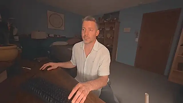 chrisw8140 online show from June 2026 04:17:02 AM