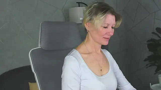 Julie Lucas online show from March 2026 12:49:01 AM