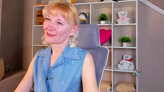 Julie Lucas online show from April 2026 12:33:01 AM