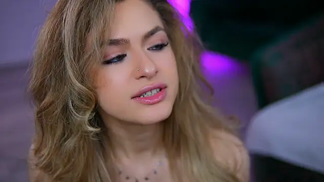 NayaQuinn online show from April 2026 07:23:02 PM