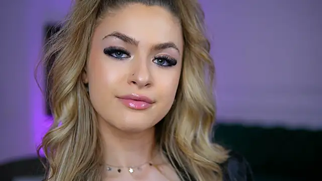 NayaQuinn online show from April 2026 07:33:02 PM