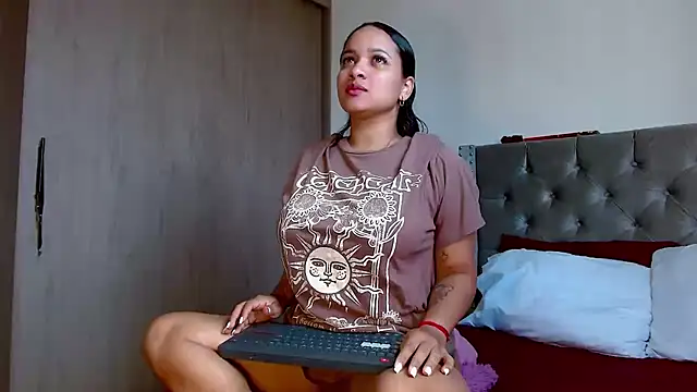 celeneortii online show from May 2026 04:00:01 PM