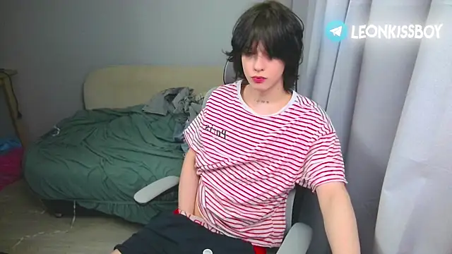 LeonBoykisser online show from April 2026 08:58:02 PM