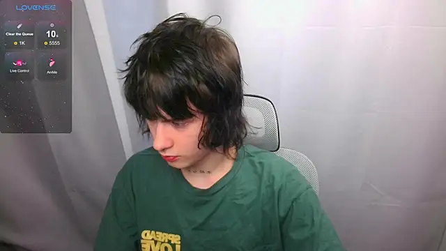 LeonBoykisser online show from May 2026 07:24:01 AM