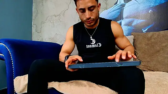Snapshot of Vans_Ross chatting on May 2026 01:48:02 PM Vans Ross online show from May 2026 01:48:02 PM