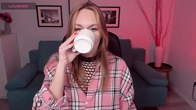 Snapshot of EvieMagical chatting on April 2026 12:32:02 PM EvieMagical online show from April 2026 12:32:02 PM