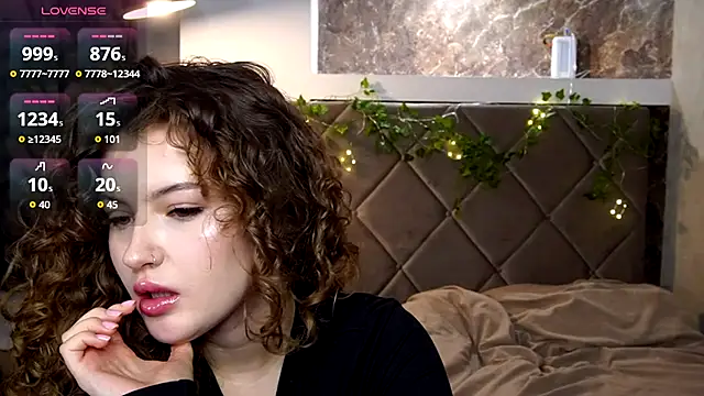 Snapshot of SueCurly chatting on February 2026 09:55:01 PM SueCurly online show from February 2026 09:55:01 PM