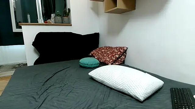 Snapshot of Crista-Elio chatting on April 2026 03:11:01 PM Crista-Elio online show from April 2026 03:11:01 PM