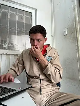 santiObrero online show from July 2026 03:38:02 PM