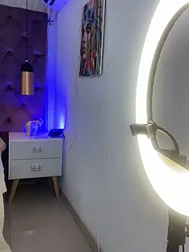 Snapshot of Auri__ chatting on February 2026 07:40:01 PM Auri online show from February 2026 07:40:01 PM