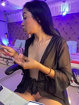 Auri   online show from April 2026 07:42:02 PM