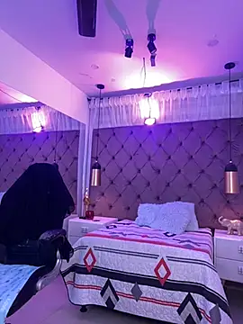 Auri   online show from May 2026 07:30:01 PM