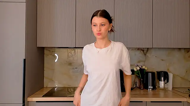 Snapshot of LouiseChavez chatting on February 2026 05:34:02 AM LouiseChavez online show from February 2026 05:34:02 AM