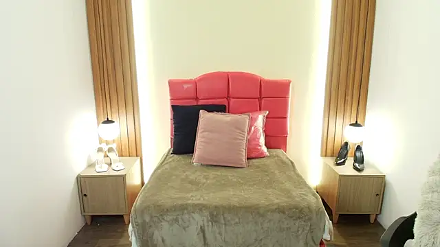 Snapshot of IvonneRoss_ chatting on February 2026 12:14:01 PM IvonneRoss online show from February 2026 12:14:01 PM