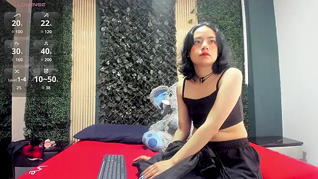 Snapshot of IvyyEmerald chatting on February 2026 01:04:02 PM IvyyEmerald online show from February 2026 01:04:02 PM