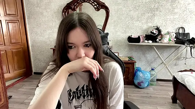 Snapshot of CrunchBerries chatting on February 2026 09:17:01 AM CrunchBerries online show from February 2026 09:17:01 AM