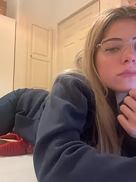 Snapshot of MelliMoon chatting on February 2026 09:00:02 PM MelliMoon online show from February 2026 09:00:02 PM